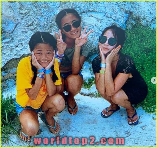 Evelyn Ha with her sisters in childhood
