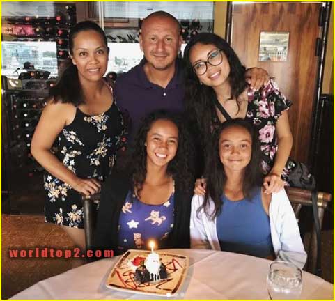 Leylah Fernandez with her parents and sister